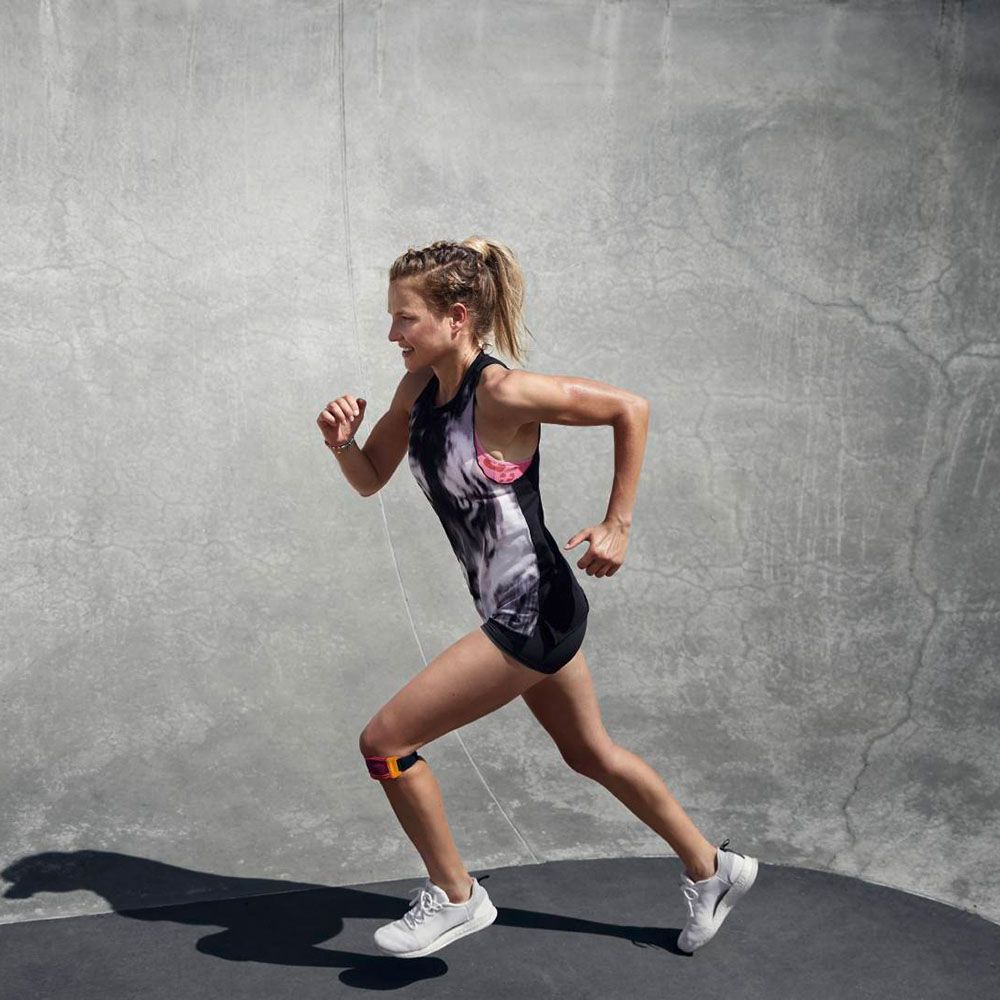Atleta com joelheira Kneelio durante corrida ao ar livre